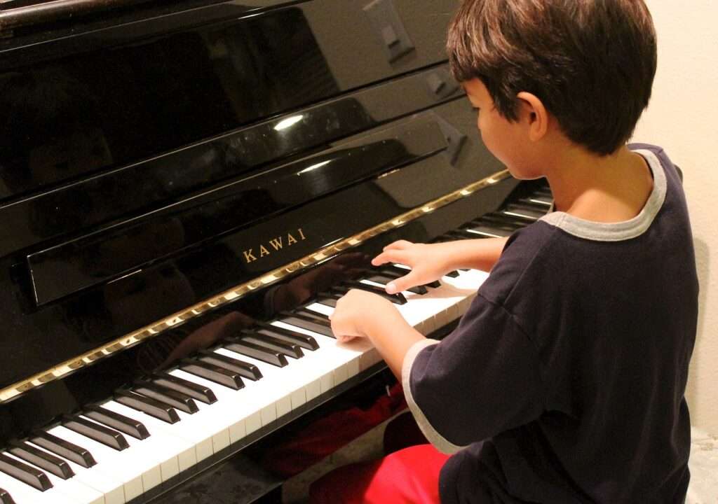 piano, boy, playing-78492.jpg